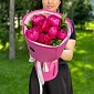 Букет из 7 местных малиновых пионов с зеленью - фото 1