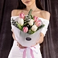 Мини букет из 7 нежных тюльпанов с зеленью - фото 1
