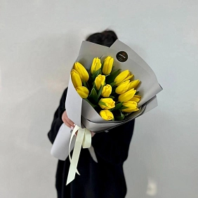 Мини букет из 15 желтых тюльпанов