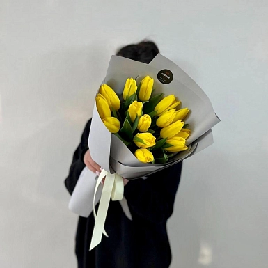 Мини букет из 15 желтых тюльпанов - фото 1