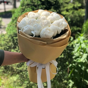 Букет из 17 местных белых пионов в оформление