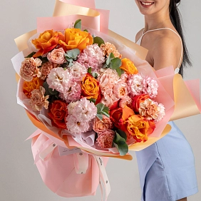 Букет из роз и кустовых пионовидных роз “Сафийа”