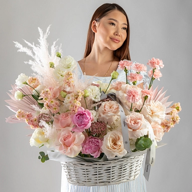 Корзина с пионовидными розами и пионами "Самая любимая" - фото 5