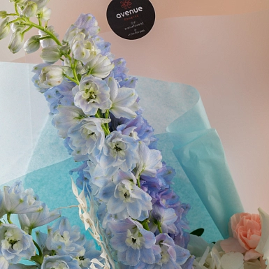 Букет с дельфиниумом "Голубое кружево" фото