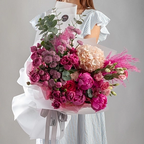 Букет с пионами и пионовидными спрей розами "Cerise"