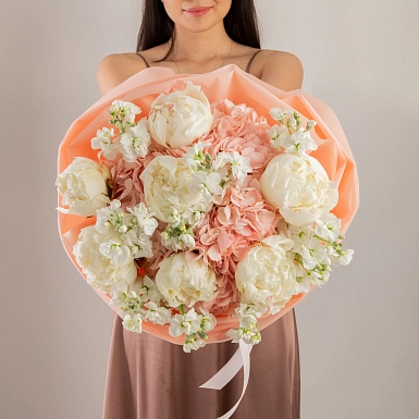 Букет с гортензиями и пионами "Зефирное облако" фото