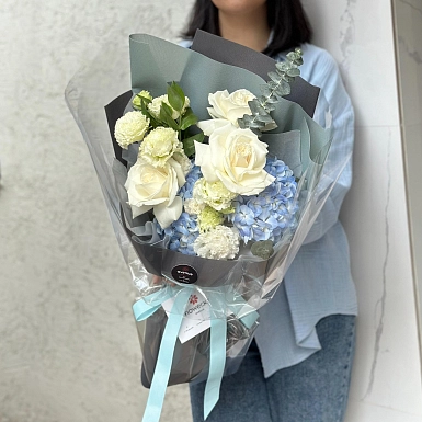 Букет из гортензии и роз "Айым" фото