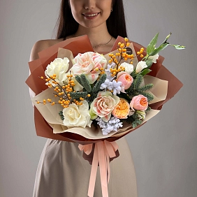 Зимний букет из амариллиса и роз "Янтарное утро"