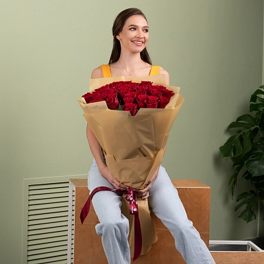 Букет из 35 красных роз 80 см в оформлении - фото 3