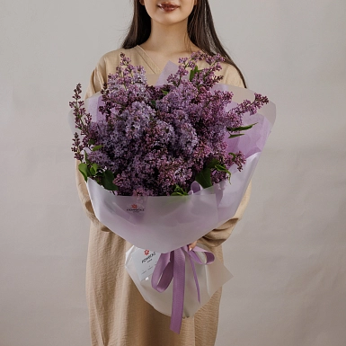 Букет из 15 веток сирени в оформлении - фото 3