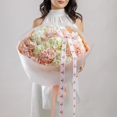 Букет из 9 белых и розовых гортензий фото