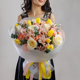 Букет из тюльпанов и пионовидных роз "Алтын таң"