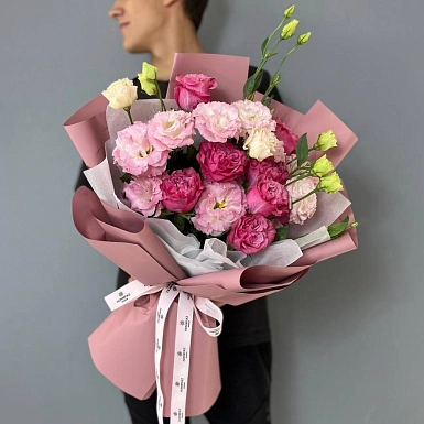 Букет из пионовидных роз и лизиантусов "Николь" - фото 1