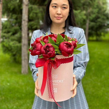 11 местных пионов в коробке "Red Charm" - фото 5