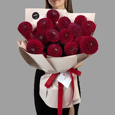 15 красных георгинов в оформлении - фото 3