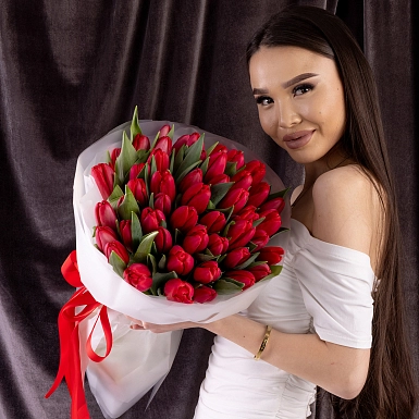 51 красный тюльпан в оформлении - фото 3