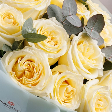 Букет из 15 пионовидных роз Candlelight с зеленью - фото 5