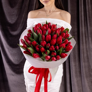 51 красный тюльпан в оформлении - фото 1