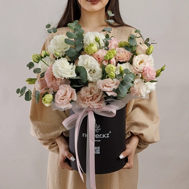 Композиция из 11 лизиантусов с зеленью в коробке - фото 1