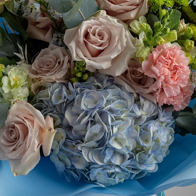 Букет с дельфиниумом и розами "Petra" фото