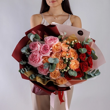 Букет с пионовидными розами "Цветочный градиент" в оформлении S - фото 3