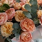 Композиция из кустовых пионовидных роз с зеленью "Шарлотта" - фото 5