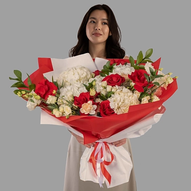 Букет из роз и гортензий "Моей Богине" фото