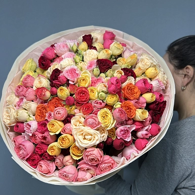 Букет из 51 микс кустовой розы "Тянь-Шань" - фото 2