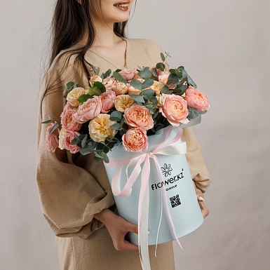 Композиция из кустовых пионовидных роз с зеленью "Шарлотта" - фото 1