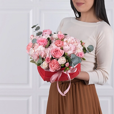 Коробка из гортензии и садовых роз "О любви" фото