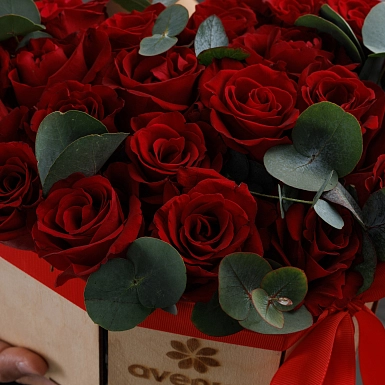 Композиция из красных роз с зеленью в коробке сердце M - фото 5