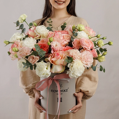 Композиция из лизиантусов и роз "Розовый ветер" - фото 1