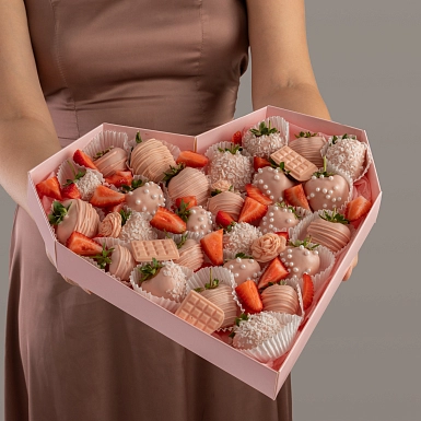 Клубника в шоколаде в коробке в форме сердца 26 шт. - фото 3