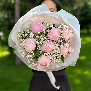 Букет из 7 местных розовых пионов с гипсофилой - фото 5