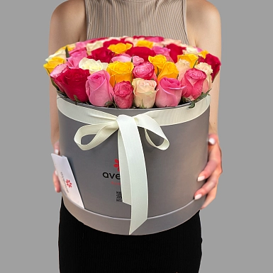 Композиция из 55 микс роз в серой коробке - фото 2