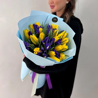 Букет с желтыми тюльпанами и ирисами "Яркие огни" - фото 3