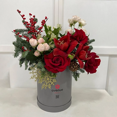 Зимняя композиция из амариллиса и илекса "Новогодний уют" - фото 2