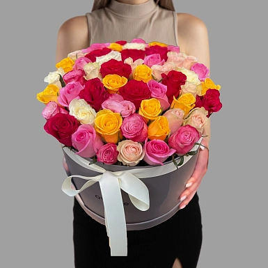 Композиция из 55 микс роз в серой коробке - фото 3
