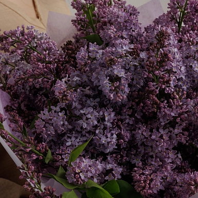 Букет из 15 веток сирени в оформлении - фото 5