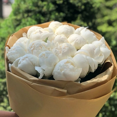 Букет из 17 местных белых пионов в оформление - фото 3