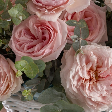 Композиция в корзине из пионовидных роз "Аромат садовых роз" - фото 6