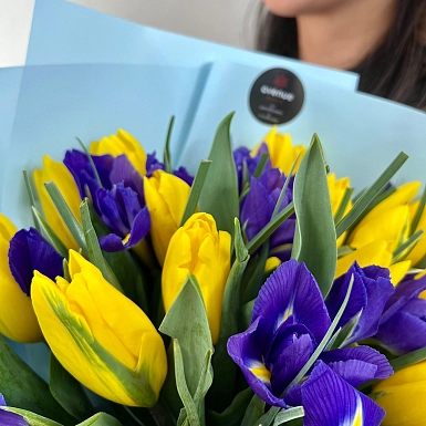 Букет с желтыми тюльпанами и ирисами "Яркие огни" - фото 5