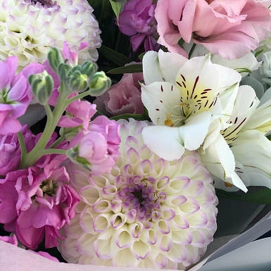 Букет с георгинами и эустомой "Жанель" - фото 6