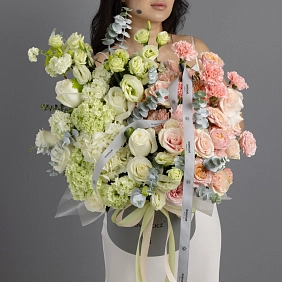 Композиция из роз и эустом "Изумруд"