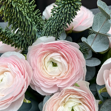 Зимний букет из ранункулюсов "Ангельский" - фото 5