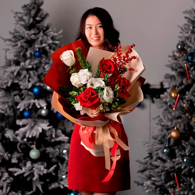 Зимний букет с илексом "Трепетная любовь" - фото 2