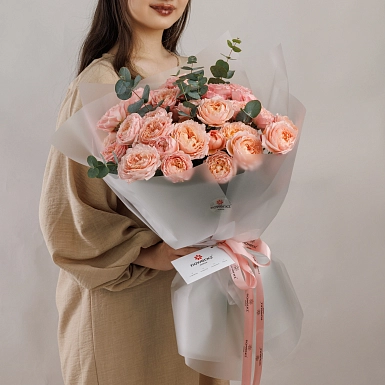 Букет из 11 кустовых пионовидных роз Julietta с зеленью - фото 2