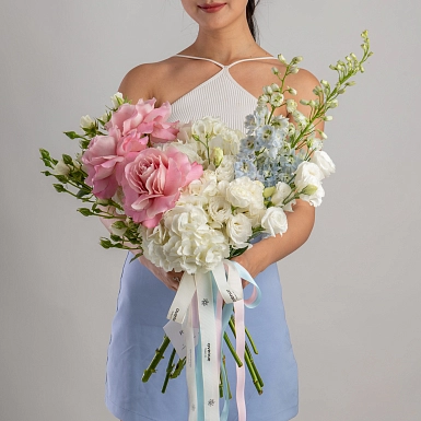 Букет с дельфиниумом "Нежное облако" фото