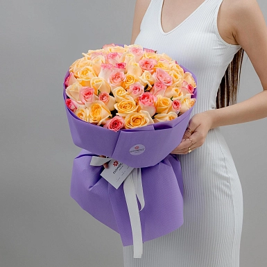 Букет из 51 кремовой и розовой розы 50 см "Тянь-Шань" - фото 1