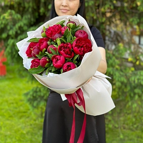 Букет из 15 местных красных пионов
